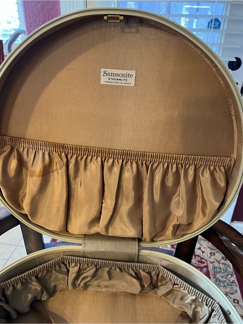 Vintage Samsonite Gold Round Hat Box with Cream Handle - Picture 7 of 8